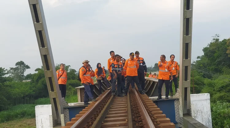 Jaga Keandalan Rel, KAI Daop 7 Sisir Jalur Kertosono–Blitar Pakai Lori Dresin