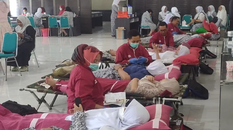 Sebanyak 250 Bidan Kediri Donor Darah Sambut HUT IBI