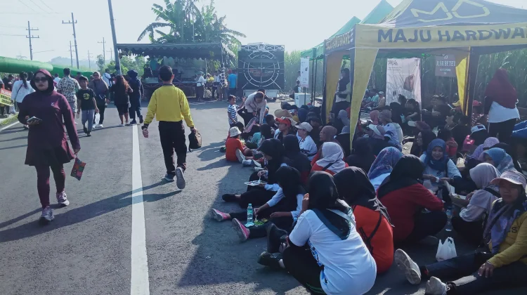 Mlaku Bareng Turut Sawah Berhadiah Kambing Banjir Peserta