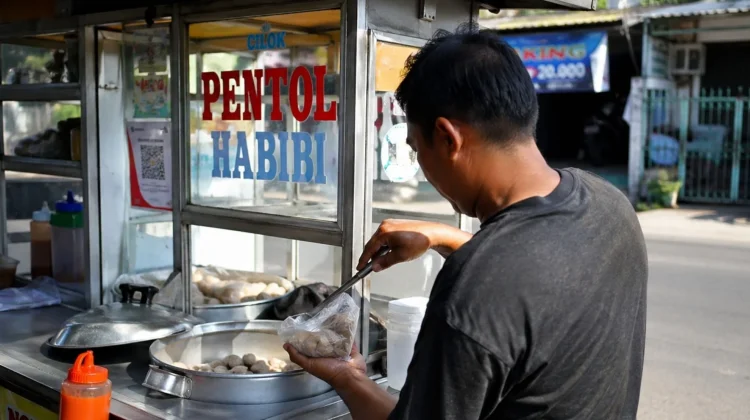 Harga Plastik Masih Melonjak, Pelaku UMKM Jombang Tertekan Biaya Produksi