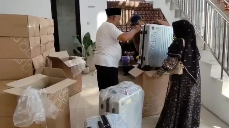 Kemenhaj Kota Kediri Bagikan Koper untuk Calon Jemaah Haji