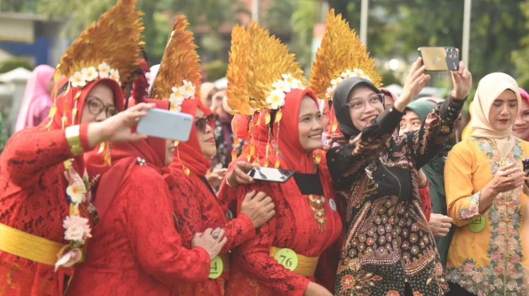 Tampil Anggun, Wali Kota Kediri Senam Bersama Organisasi Wanita