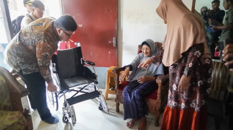 Kunjungi Jemaah Haji Tertua se-Indonesia, Bupati Kediri Beri Kursi Roda