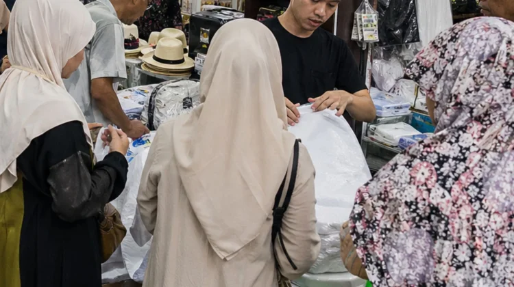 Musim Haji 2026, Toko Perlengkapan Haji Jombang Diserbu Pembeli