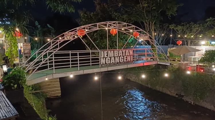 ‘Jembatan Ngangeni’ Warnai Destinasi Wisata Malam di Kediri