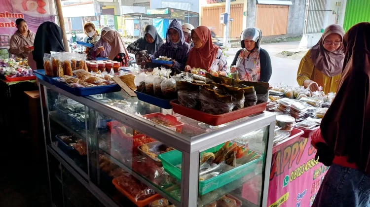 Pedagang Masakan Matang Siap Saji Ramai Diburu Emak-Emak