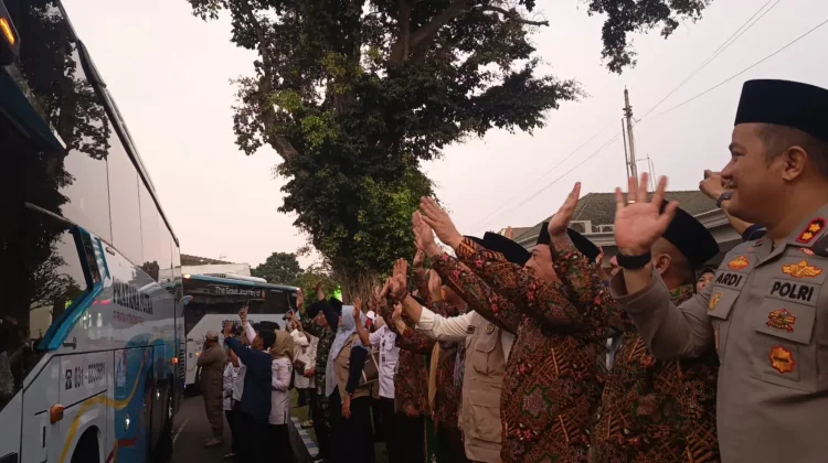 Sebanyak 1.263 Jemaah Haji Jombang Berangkat menuju Tanah Suci