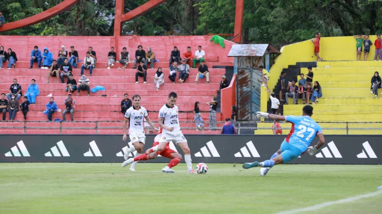 Persik Menang 3-0 di Kandang Semen Padang