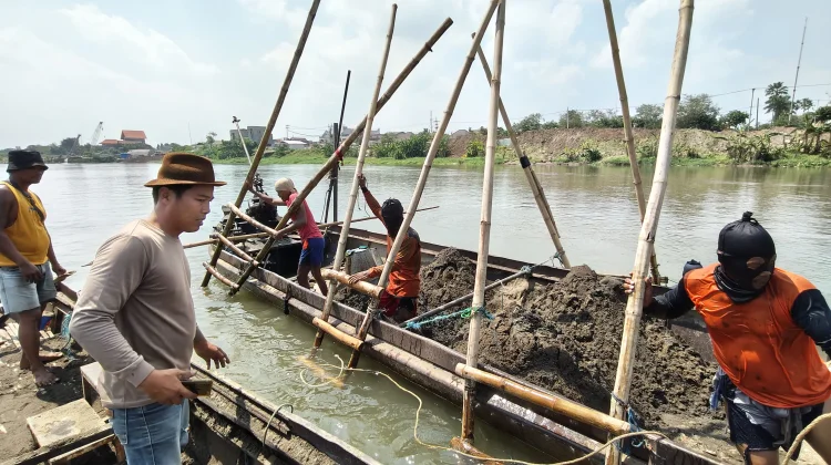 Penambang Pasir Tradisional di Kediri Tepis Anggapan Rusak Lingkungan