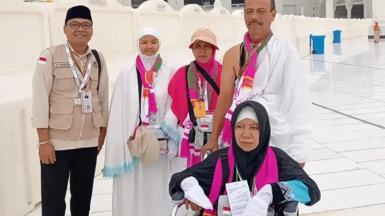 Petugas Maksimalkan Layanan Haji bagi Jemaah Lansia dan Disabilitas
