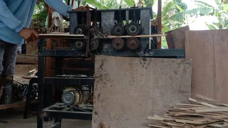 Menjelang Kurban, Perajin Tusuk Sate di Jombang Kebanjiran Pesanan
