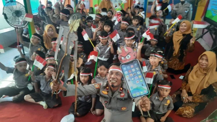 Harkitnas di Kediri, Polisi Kampanyekan Kurangi Main Gadget lewat Wayang