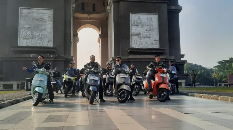 Social Riding, Kapolres Kediri dan Forkopimda Salurkan Bantuan kepada Warga