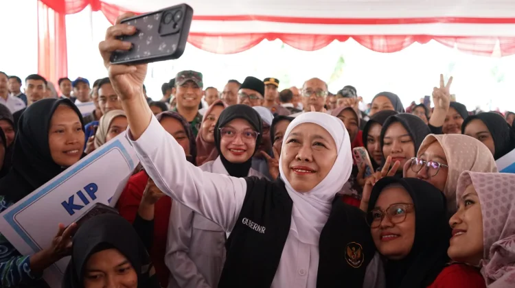 Bansos Cair, Khofifah Tekankan Kepedulian untuk Warga Rentan