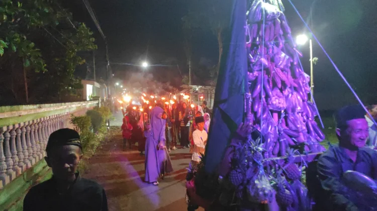 Idul Adha, Santri Pawai Obor dan Kirab Gunungan Sayur