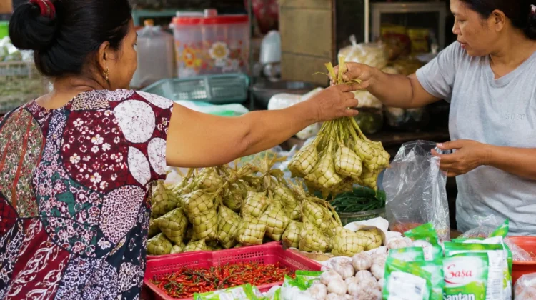 Pesanan Ketupat dan Bumbu Gulai Melonjak saat Idul Adha