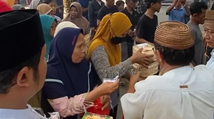 Distribusi Daging Kurban Ponpes Tebuireng Gunakan Besek Bambu