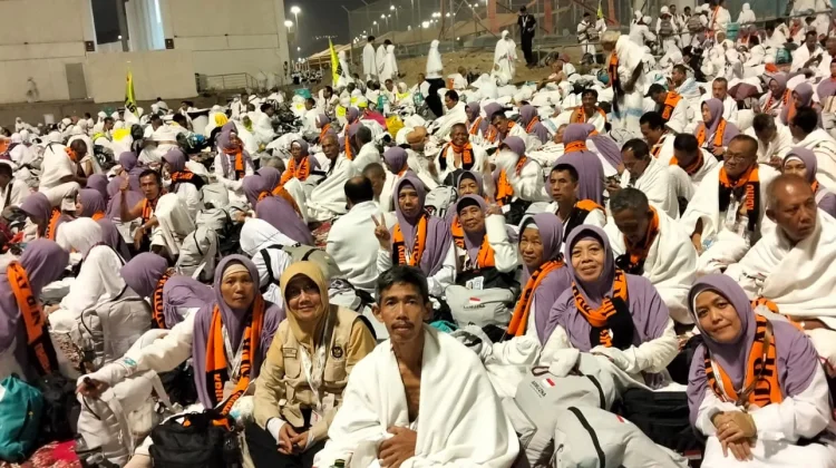 Jemaah Haji Kloter 110 Kabupaten Kediri Rampungkan Lempar Jumrah di Mina