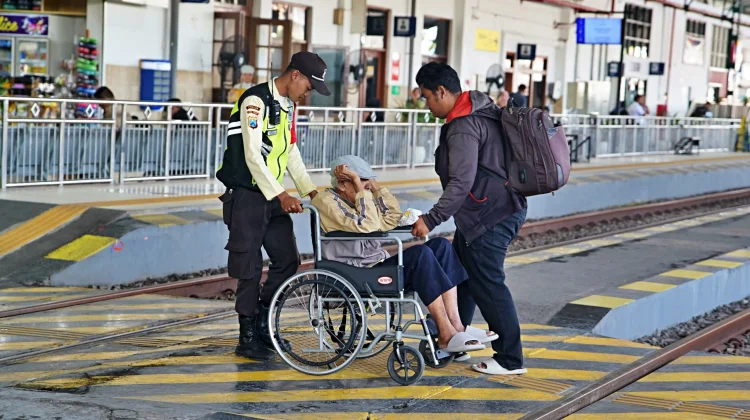 KAI Madiun Beri Tarif Khusus bagi Lansia