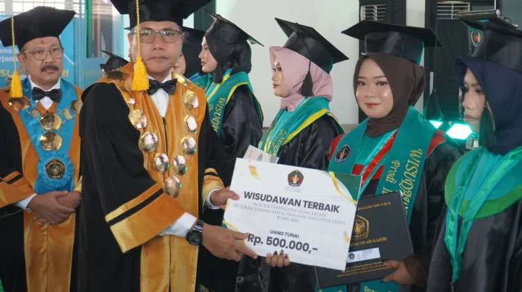 Uniska Wisuda 461 Lulusan, Rektor Tekankan Pentingnya Menjaga Karakter