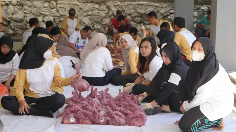 Imigrasi Kediri Tingkatkan Kepedulian Sosial dengan Berbagi Daging Kurban