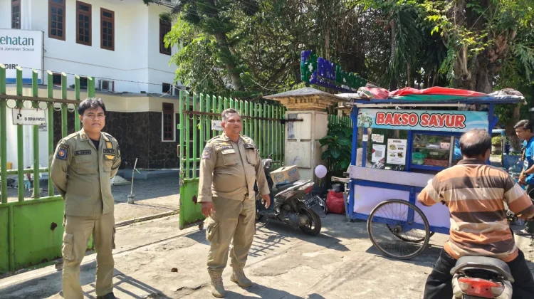 Petugas Satpol PP Tertibkan Penjual CFD Tutup Akses RRI Kediri