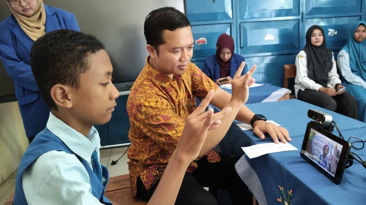 Tim Peneliti UNP Kediri Gelar Pengujian Kamus BIMA di SLB Dharma Wanita Grogol