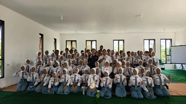 Menjelang Kelulusan, Siswa SMA Dharmawanita 1 Pare Dibekali Public Speaking