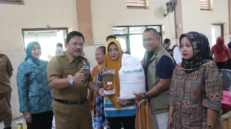 Bulog Distribusi Bantuan Pangan untuk 1.104 Warga Kabupaten Nganjuk