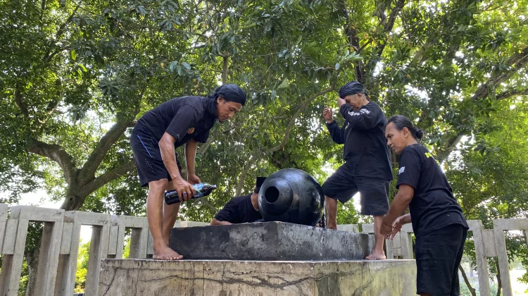 Tradisi Pemberian Minyak Wangi di Pamukso Sri Aji Jayabaya