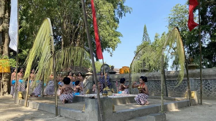 Tradisi 1 Suro, 16 Gadis Suci Tabur Bunga di Petilasan Jayabaya