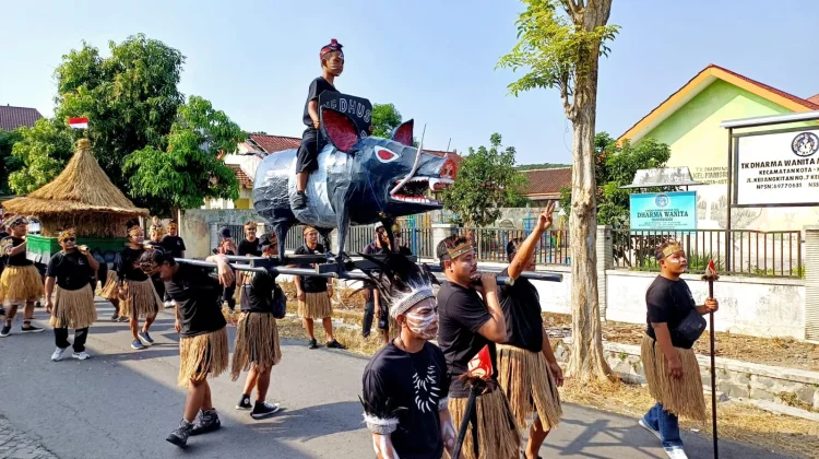 Peserta Manisrenggo Festival Pawai Budaya Usung Tema 'Pesta Babi'