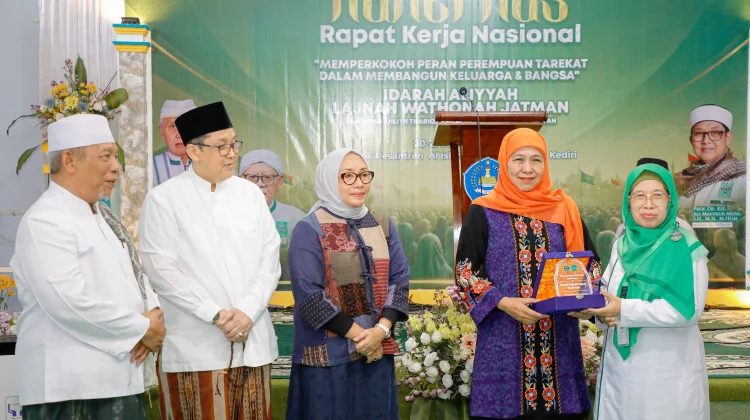 Gubernur Khofifah dan Menteri PPPA: Perempuan Tarekat Ujung Tombak Keluarga