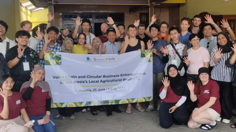 ITS dan Mahasiswa Internasional Tertarik Produksi Tahu dan Getuk GTT Kediri