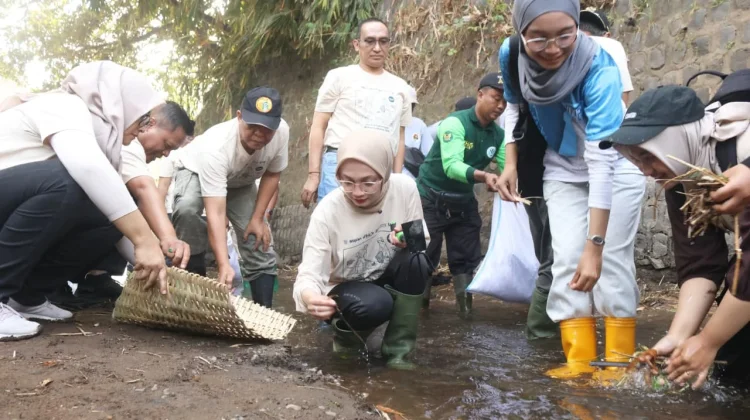 Peringati Hari Lingkungan Hidup Sedunia, Warga Kota Kediri Bersihkan Sungai Kedak