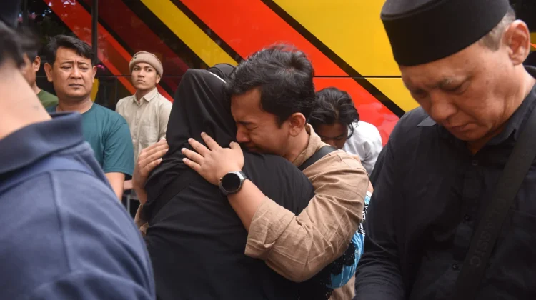 Senyum dan Air Mata Warnai Kepulangan Jamaah Haji Kota Kediri