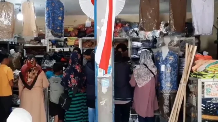 Menjelang Tahun Ajaran Baru, Penjualan Seragam di Kediri Melonjak