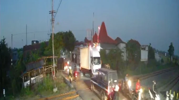Nekat Menerobos, Truk Boks Rusak Palang Pintu di Perlintasan Nganjuk