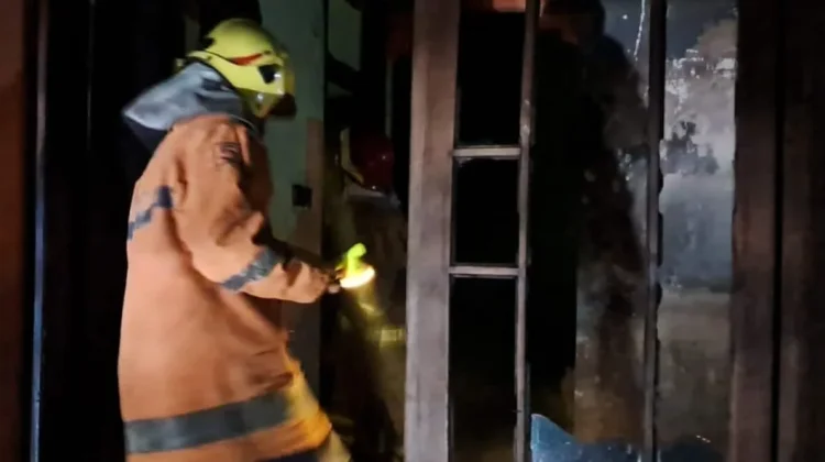 Rumah Terbakar, Lansia Rugi hingga Rp500 Juta