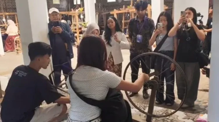 Menjahit Cerita dari Benang, Mahasiswa Taiwan Belajar Tenun Ikat khas Kediri