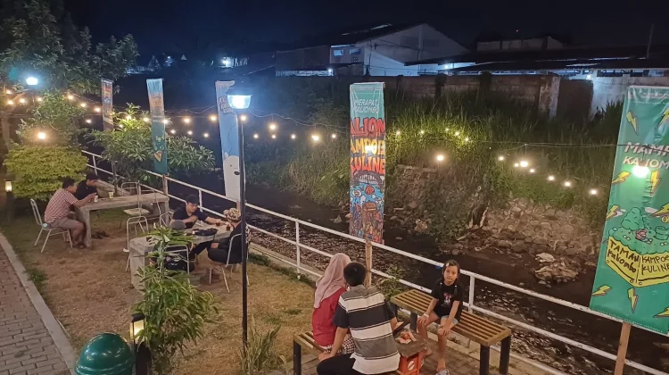 Cafe Dengan View Estetik Tepi Sungai Menjamur di Kediri
