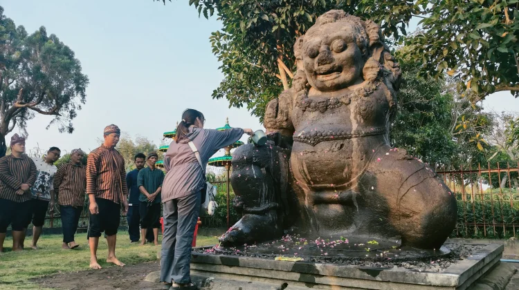 Wisatawan Jepang Antusias Ikuti Tradisi Jamasan Arca Totok Kerot Kediri