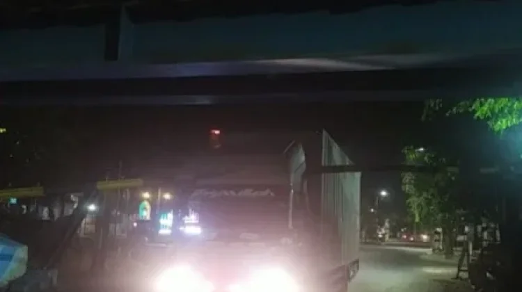 Truk Boks Tabrak Portal Underpass di Nganjuk