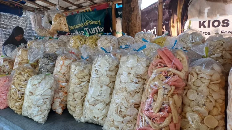 Tak Tergerus Zaman, Aneka Kerupuk Tradisional Selalu Dicari Pembeli