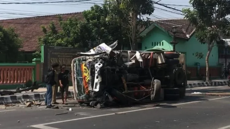 Truk Terguling di Ngasem Kediri, Warga Sigap Bantu Evakuasi