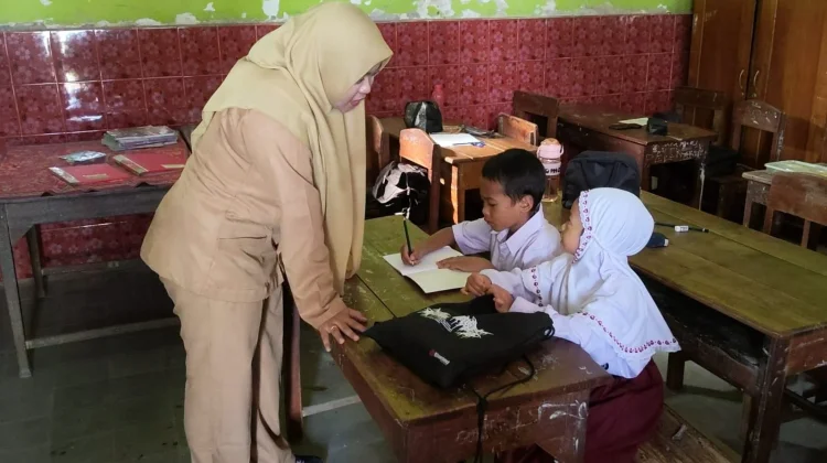 Minim Pendaftar, SDN Tertek 1 Pare Sambut Dua Murid Baru