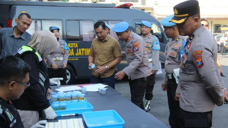 Mitigasi Bidpropam Polda Jatim, Puluhan Personel Jalani Tes Urine