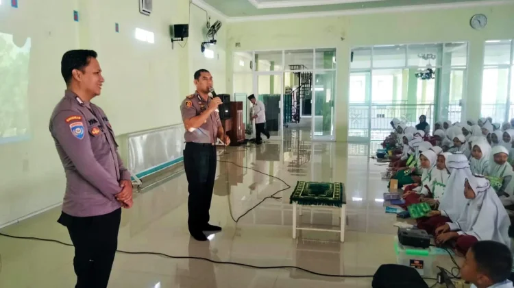Polsek Pare Tanamkan Kesadaran Hukum kepada Siswa Baru MTsN 1 Kediri