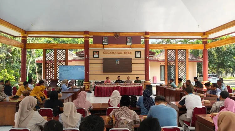 Sambut HUT RI Ke-81 Pare Gelar Gerak Jalan, Libatkan Seratus Peleton Warga