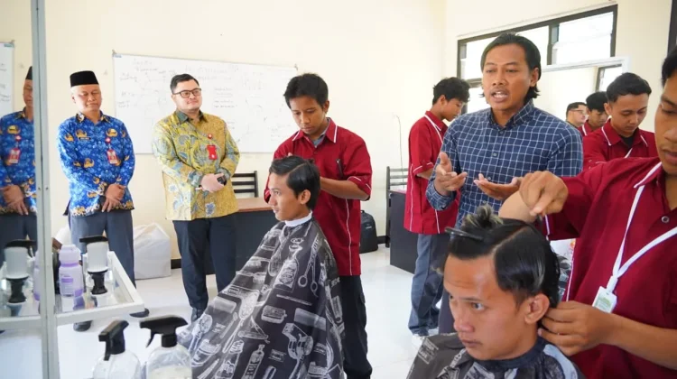 Ciptakan SDM Pekerja Unggul, Bupati Kediri Beri Pelatihan Kerja